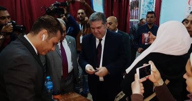 صور.. وزير قطاع الأعمال العام يدلى بصوته فى الاستفتاء على التعديلات الدستورية