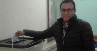 صور.. الكاتب الصحفى دندراوى الهوارى يدلى بصوته فى التعديلات الدستورية بالدقى