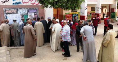 صور.. احتشاد المواطنين بمدرسة الجلاتمة بمنشأة القناطر للتصويت على التعديلات الدستورية
