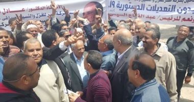 عمال غزل كفر الدوار يفرحون أمام لجانهم بالعرس الديمقراطى