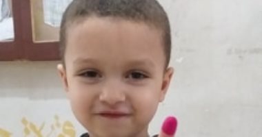 "محمد" يشارك والده فى استفتاء التعديلات الدستورية بالفيوم