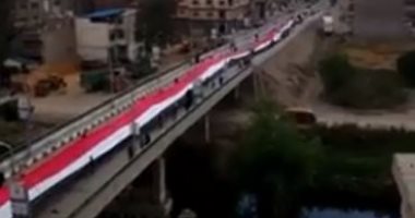 شباب الدقهلية يشاركون صحافة المواطن بأطول علم لمصر لدعم الاستفتاء على تعديل الدستور