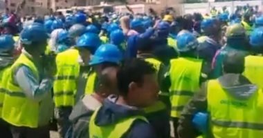 "حاتم" مع العاملين بالعلمين الجديدة أمام لجان استفتاء التعديلات الدستورية