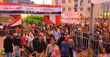 صور.. المغتربون وعمال السكة الحديد يدلون بأصواتهم فى لجنة محطة مصر