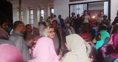 صور.. تزايد الإقبال على الاستفتاء قبل غلق اللجان بالوادى الجديد