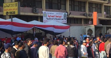 صور.. إقبال كثيف على الجامعة العمالية بمدينة نصر للمشاركة فى الاستفتاء