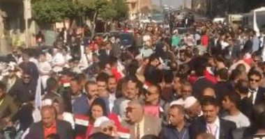 فيديو.. مسيرة حاشدة لأهالى الحدائق للمشاركة فى ماراثون الاستفتاء