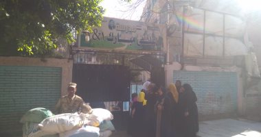 إقبال الناخبين على لجان الاستفتاء بمدرسة على مبارك فى بشتيل