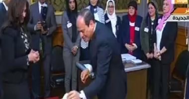 السيسي يغادر لجنة الاستفتاء على الدستور بمصر الجديدة عقب الإدلاء بصوته