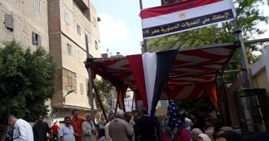 صور.. طوابير كبار السن والسيدات أمام لجان الاستفتاء على الدستور بالشرابية
