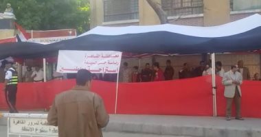 احتشاد المواطنين أمام مدارس السيدة زينب للمشاركة فى الاستفتاء