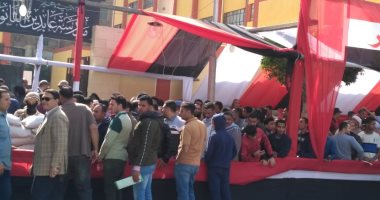 سيارة حزب النور تنقل المصوتين بالهرم.. وترفع شعار "نعم التعديلات الدستورية"