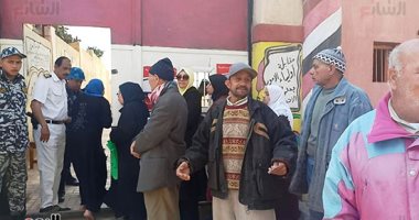 كراسى متحركة لمساعدة كبار السن وذوى الإعاقة فى الوصول للجان الاستفتاء