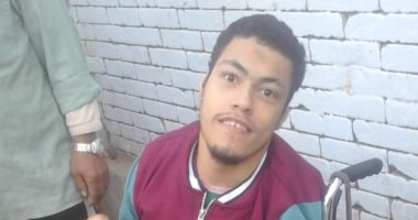 أنا بحب مصر.. شاب من ذوى الاحتياجات الخاصة يدلى بصوته بالاستفتاء بإمبابة