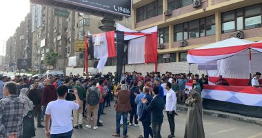 احتشاد المواطنين أمام مدرسة سيزا نبراوي بالتجمع للتصويت على تعديل الدستور