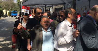 صور.. توافد المواطنين بالأعلام على لجان الاستفتاء على الدستور بالزمالك