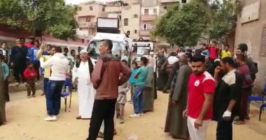 المواطنون يرددون الأغانى الوطنية أمام لجنة الصوفى بالفيوم 