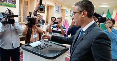 صور.. محافظ سوهاج يدلى بصوته فى الاستفتاء على التعديلات الدستورية