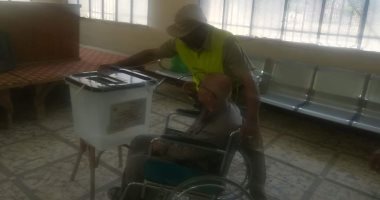 صور.. قوات الجيش والشرطة تساعد مسنا للإدلاء بصوته فى بنى سويف 