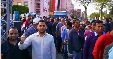صور.. طلاب المدارس يهتفون: انزل شارك خليك إيجابى أمام لجنة بفيصل