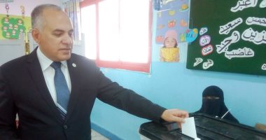 صور.. وزير الرى يدلى بصوته فى الاستفتاء بمدرسة القناة بزهراء المعادى