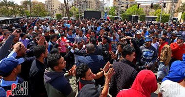 صور.. رقص واحتفالات أمام لجنة الاستفتاء بمدرسة مدينتى للغات