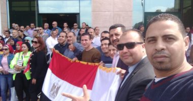 بهتافات تحيا مصر وصوتك أمانه.. العمال يشاركون فى الإستفتاء بلجان المغتربين