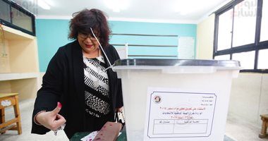 صور..وزيرة الثقافة تدلي بصوتها في التعديلات الدستورية