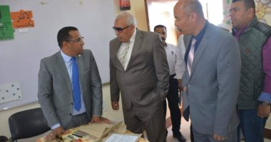 صور.. محافظ الوادى الجديد يتفقد لجان الفرافرة فى أول أيام الاستفتاء