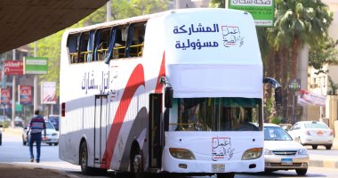 شاهد.. أتوبيس "اعمل الصح" يطوف الشوارع لحث المواطنين على المشاركة بالاستفتاء