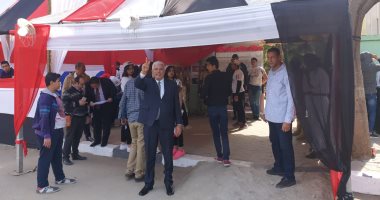 نقيب الزراعيين يدلى بصوته فى الاستفتاء على التعديلات الدستورية بالمنيل