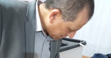 صور.. رئيس المطارات يدلى بصوته على التعديلات الدستورية بلجنة مطار القاهرة