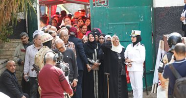 ناخب أمام لجان الاستفتاء: "هفضل انتخب الرئيس السيسى طول ما أنا عايش" 