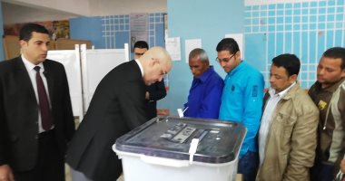 وزير الإسكان يدلى بصوته فى الاستفتاء على التعديلات الدستورية