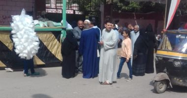 صور.. كبار السن بالوراق يعطون دروسا فى الوطنية بالمشاركة فى الاستفتاء