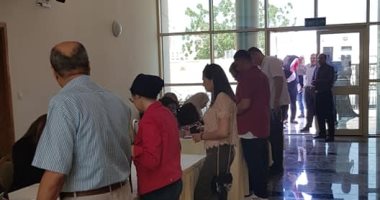 الجالية المصرية بقطر تتوافد للتصويت على التعديلات الدستورية.. فيديو
