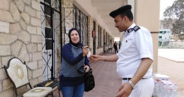 بالعصائر والمياه.. رجال الشرطة يستقبلون المشاركين باستفتاء الدستور