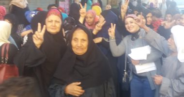 الشباب ينظمون مسيرة على أنغام الأغانى الوطنية أمام اللجان بالمرج 