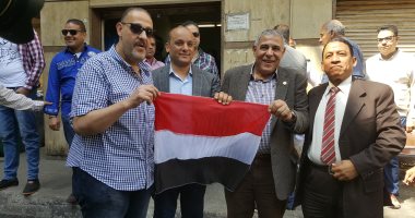 صور.. نواب دائرة الشرابية والزاوية الحمراء يرفعون الأعلام أمام لجان الاستفتاء