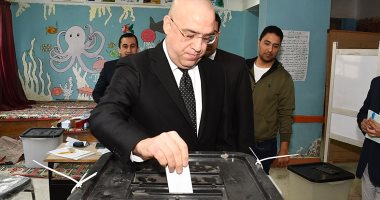 فيديو.. وزير الإسكان يدلى بصوته فى الاستفتاء بمدرسة المقطم الرسمية لغات
