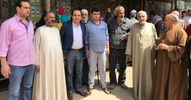 النائب محمد إسماعيل يقود جولة بلجان الاستفتاء ببولاق ويلتقط صورا مع المواطنين