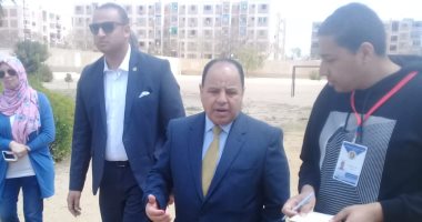 صور .. وزير المالية يدلى بصوته فى الاستفتاء على التعديلات الدستورية بمدينة 6 أكتوبر
