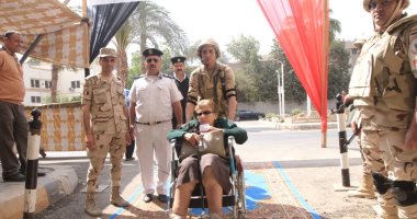 صور.. الشرطة والجيش والشعب "يد واحدة" لخروج الاستفتاء فى أبهى صورة