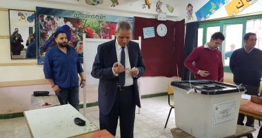 وزير التعليم السابق يدلى بصوته فى الاستفتاء على الدستور بالمنصورة.. صور