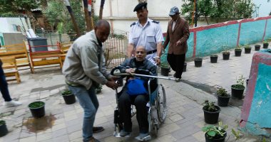 صور.. "حب الوطن فريضة" مواطن يحرص على تأدية الواجب الوطنى على كرسى متحرك