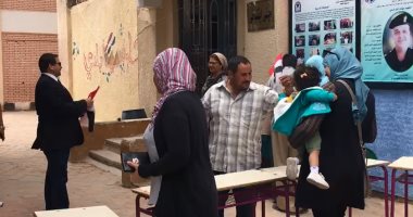 مواطنون يصطحبون أبنائهم أثناء مشاركتهم بالاستفتاء على تعديل الدستور