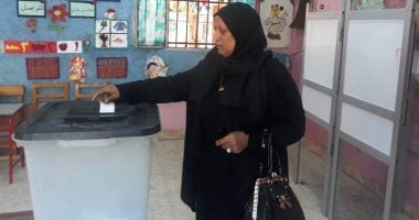 فيديو.. والدة شهيد: "صوت بنعم لأن حق ابنى رجع على يد الرئيس السيسى" 