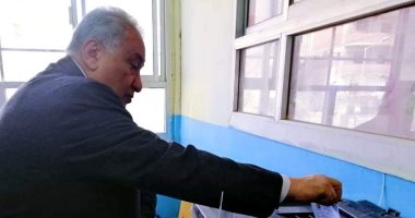 صور.. نقيب المحامين يدلى بصوته فى الاستفتاء.. ويؤكد: واجب وطنى 