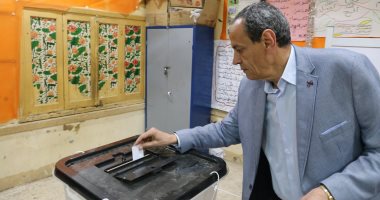صور.. محافظ السويس يدلي بصوته علي تعديل الدستور بلجنة مدرسة محمد حافظ 