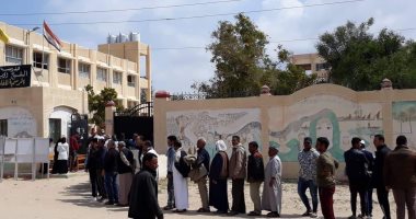 اهالى الشيخ زويد بشمال سيناء  يحتشدون أمام اللجان للأدلاء بأصواتهم فى الأستفتاء 